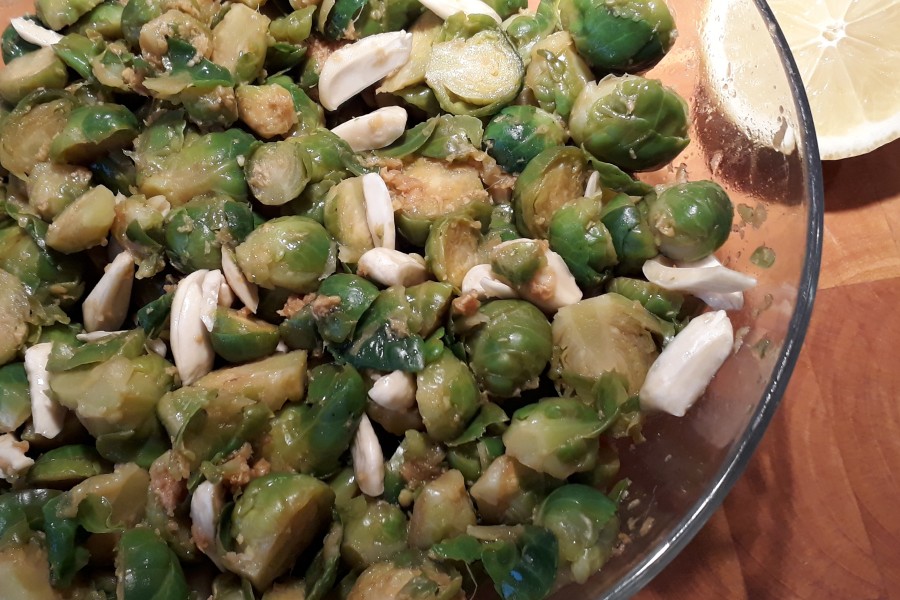 Rosenkål med ingefær og mandler